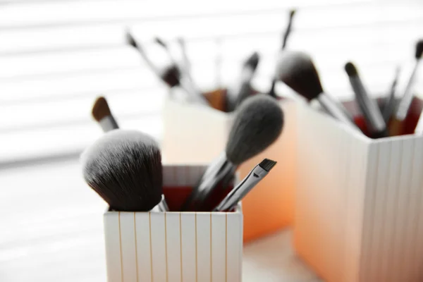 Dekoratif kutular, closeup makyaj fırça seti — Stok fotoğraf