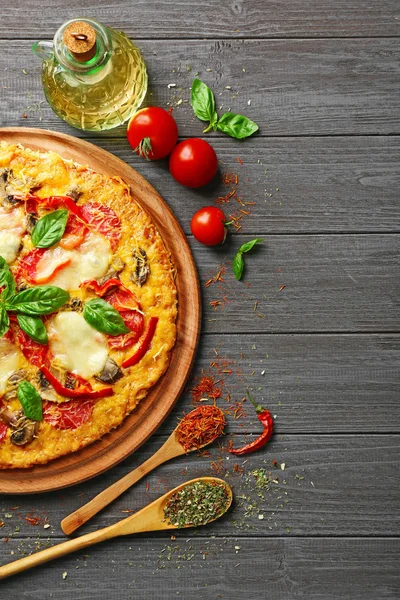 Smakelijke pizza op houten tafel — Stockfoto