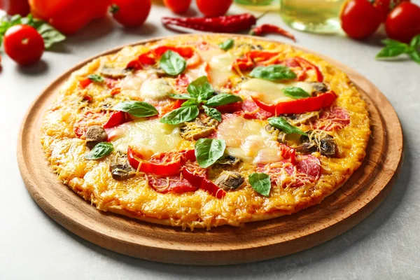 Smaczne pizza z składników na stole — Zdjęcie stockowe
