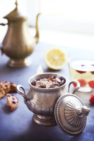 Metall kruka med brunt socker och te på bordet — Stockfoto