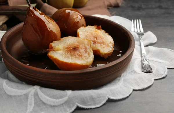 Peras al horno servidas en plato de madera —  Fotos de Stock