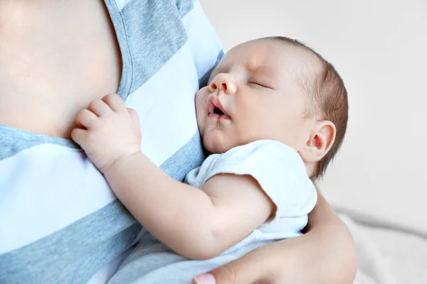 Wanita memegang bayi tidur lucu, pandangan dekat — Stok Foto