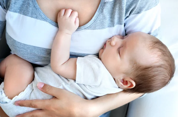 Frau hält niedliches schlafendes Baby, Nahsicht — Stockfoto