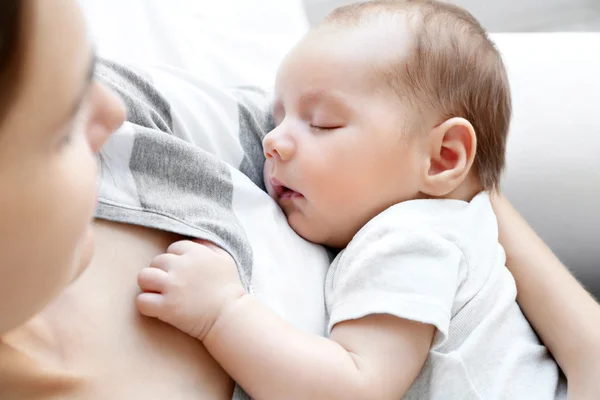 Şirin tutan kadın bebek, uyku görünümü kapatın — Stok fotoğraf