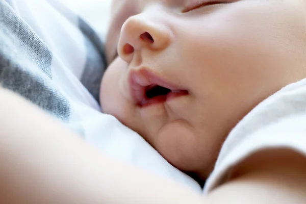 Retrato de bebê adormecido bonito, vista de perto — Fotografia de Stock