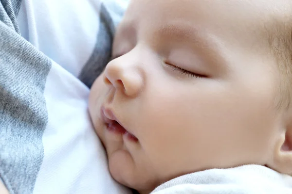Retrato de bebê adormecido bonito, vista de perto — Fotografia de Stock
