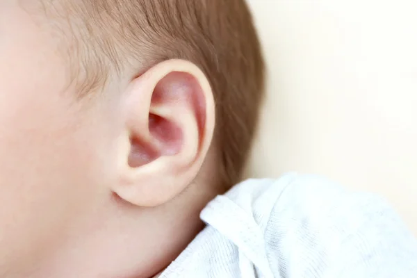 Vista cercana de la oreja del bebé —  Fotos de Stock