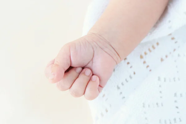 Vista da vicino della mano del bambino e della coperta — Foto Stock