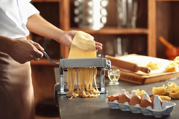 Man preparing pasta — Stock Photo, Image