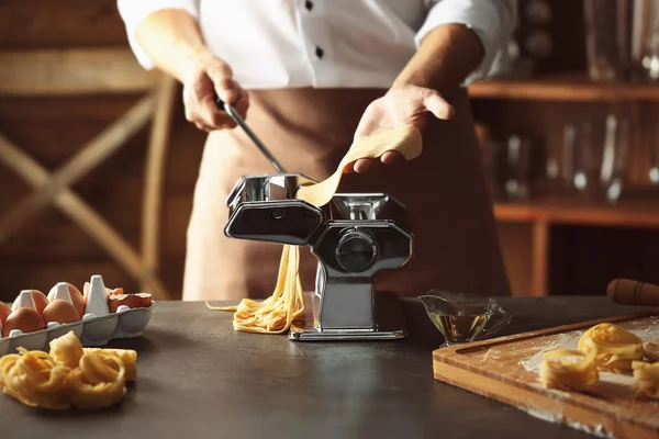 Чоловік готує макарони — стокове фото