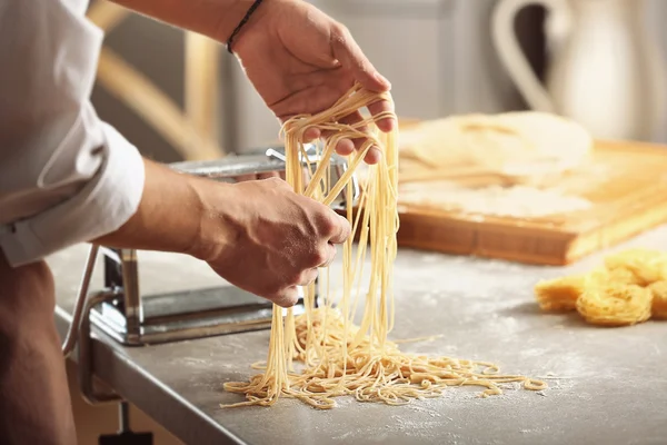 Hombre preparando pasta —  Fotos de Stock