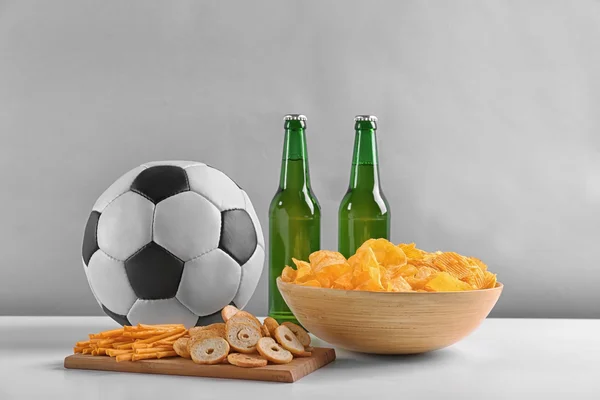 Cerveja com lanches e bola de futebol — Fotografia de Stock