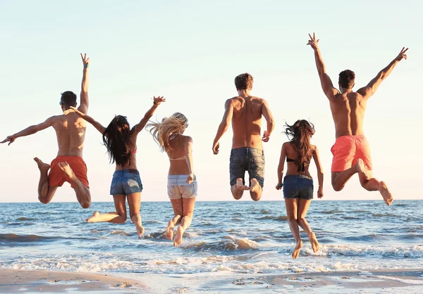 Gelukkige Vrienden Springen Het Strand — Stockfoto