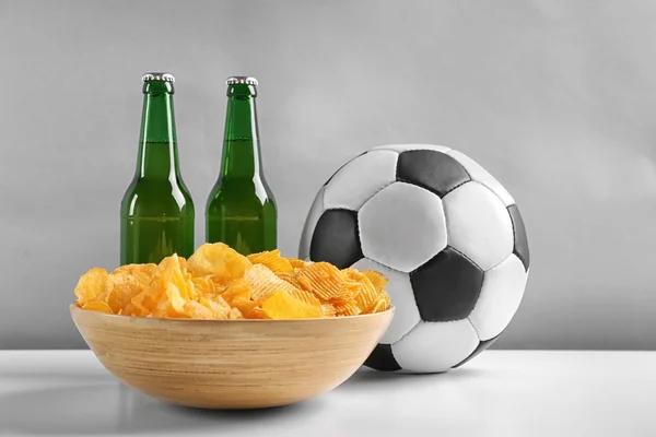 Μπύρα με σνακ και μπάλα ποδοσφαίρου — Φωτογραφία Αρχείου