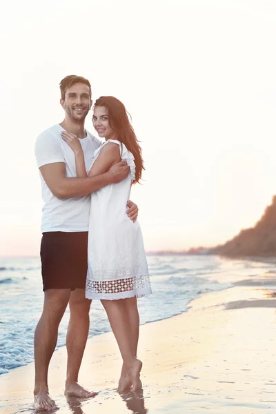 Härliga par på stranden — Stockfoto