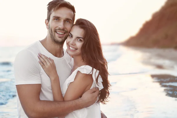 Preciosa pareja en la playa —  Fotos de Stock