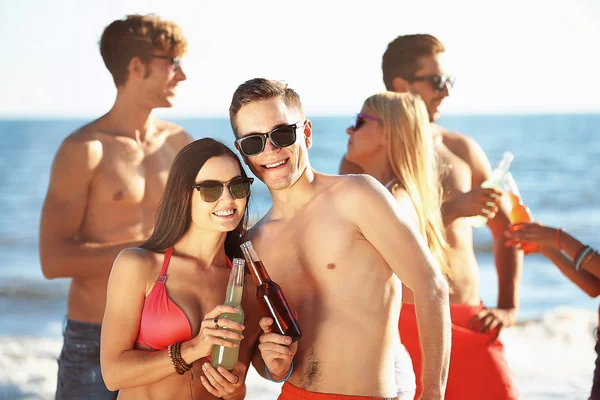 Amici si divertono sulla spiaggia — Foto Stock