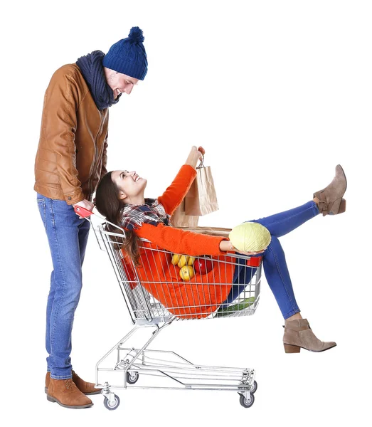 Genç adam arabası üzerinde beyaz izole kadın taşıma