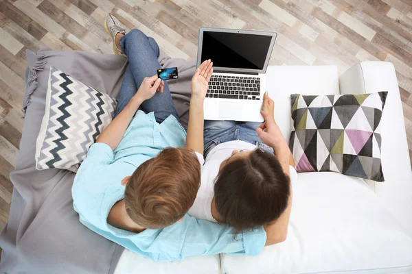 Glückliches Paar mit Laptop online einkaufen, Ansicht von oben — Stockfoto