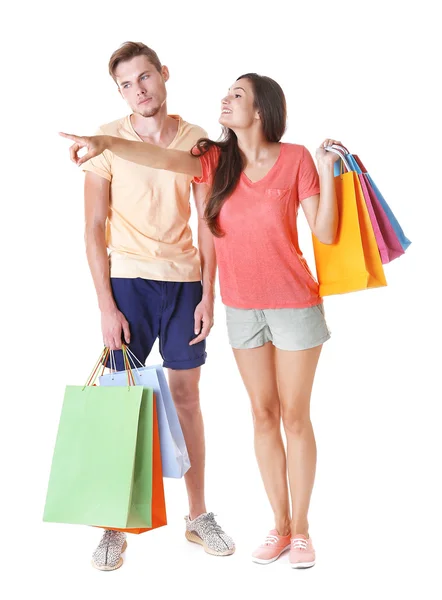 Casal feliz com compras isoladas em branco — Fotografia de Stock