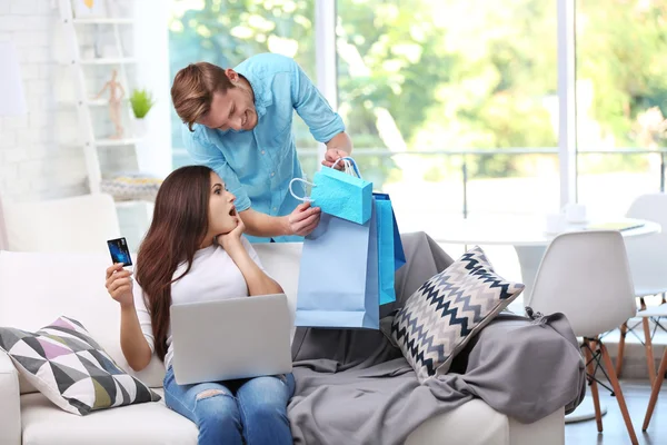 Casal jovem com laptop compras on-line — Fotografia de Stock