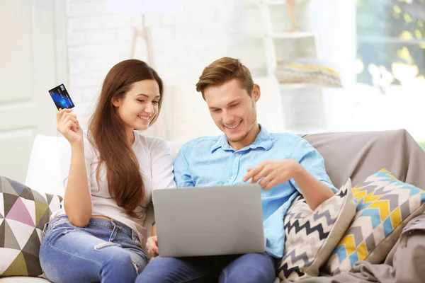 Gelukkige paar met laptop online winkelen — Stockfoto