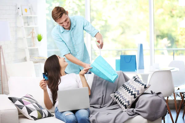 Casal jovem com laptop compras on-line — Fotografia de Stock