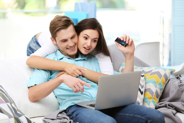 Счастливая пара с ноутбуком покупки в Интернете — стоковое фото