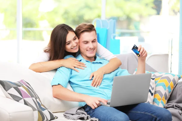 幸福的夫妇与网上购物的笔记本电脑 — 图库照片