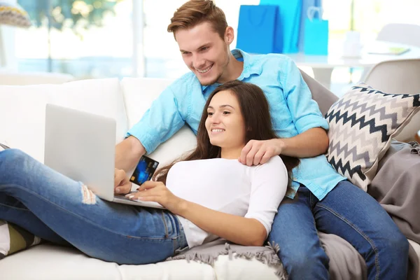 Casal feliz com laptop compras online — Fotografia de Stock