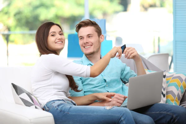 Casal feliz com laptop compras online — Fotografia de Stock