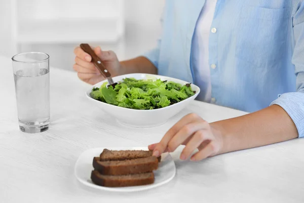 Femme manger de la salade — Photo