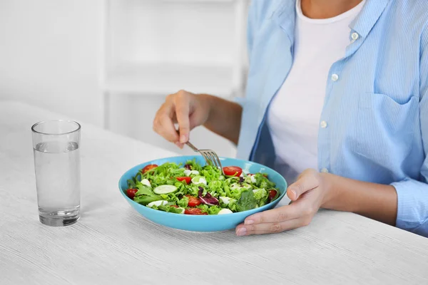 Frau isst Salat — Stockfoto