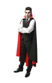 junger Mann im Vampirkostüm zu Halloween, isoliert auf weiß