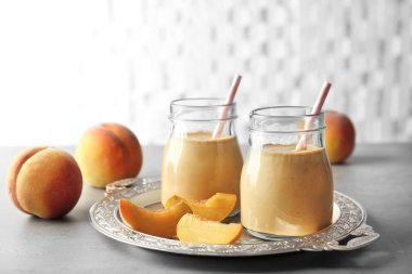 Lezzetli güler yüzlü ve şeftali masada Vintage tepsi