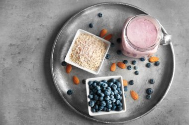 Mason kavanoza lezzetli güler yüzlü ve mutfak masasının üzerinde bazı maddeler ile