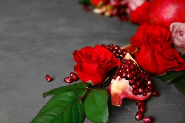 Gül ve gri dokulu arka plan üzerinde nar adet bileşimi