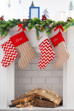 Odasında bir şekilde dekore edilmiş Noel şömine