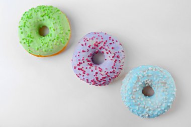 Işık arka plan üzerinde renkli sprinkles ile lezzetli börekler