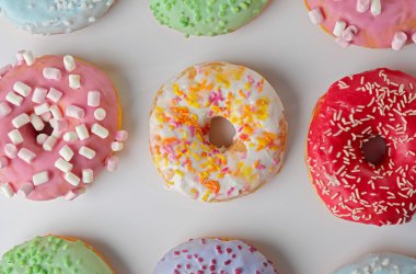 Işık arka plan üzerinde renkli sprinkles ile lezzetli börekler