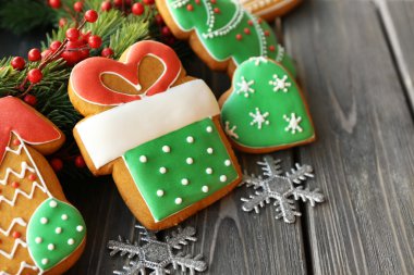 Lezzetli gingerbread çerezleri ahşap arka plan üzerinde kapat