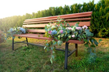 Botanik Bahçe ahşap tezgah ve çiçek kompozisyon