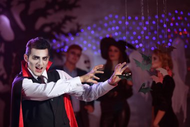 Delikanlı vampir kılık Cadılar Bayramı partisinde