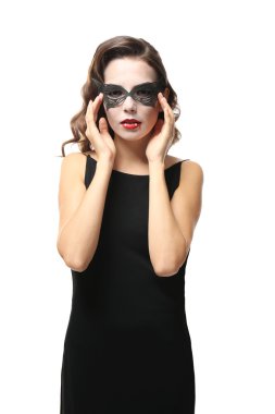 Güzel genç kadın vampir olarak Cadılar Bayramı için üzerinde beyaz izole giyinmiş