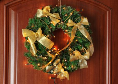 Kapıdaki çelenk ile güzel Noel çelenk