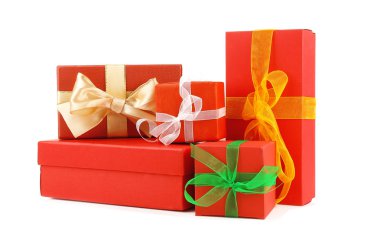 Noel hediye kutuları üzerinde beyaz izole