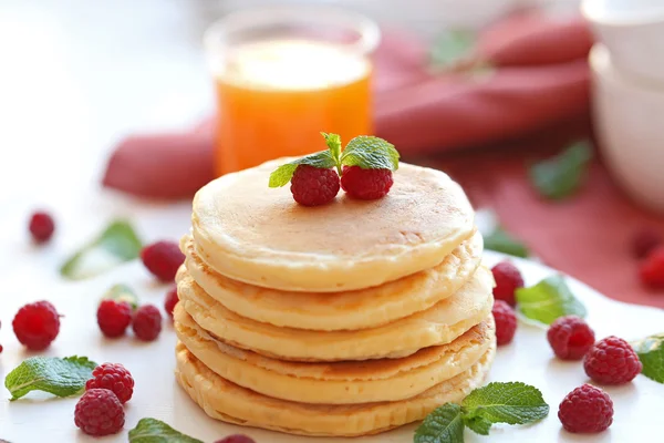Pancake lezat dengan buah berry di atas meja putih — Stok Foto