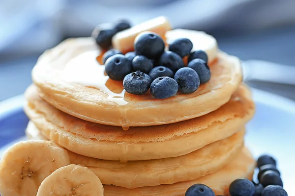 Pancake lezat dengan buah berry — Stok Foto