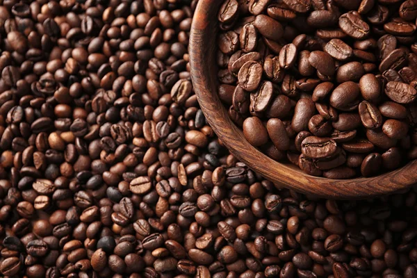 コーヒー豆と木製のボウル — ストック写真