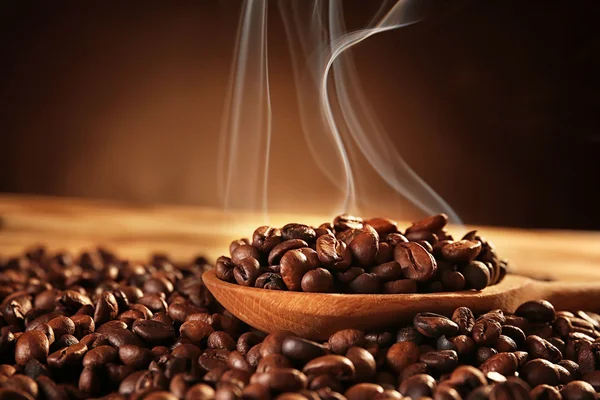 Tahta kaşıkla kahve çekirdekleri — Stok fotoğraf